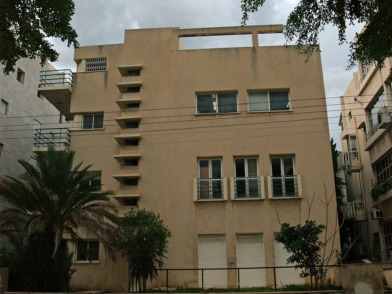 1280px-118_Rothschild_Boulevard_by_David_Shankbone.jpg