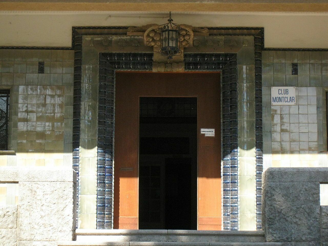 1280px-135_Casa_Cases,_de_Rafael_Masó_i_Valentí.jpg