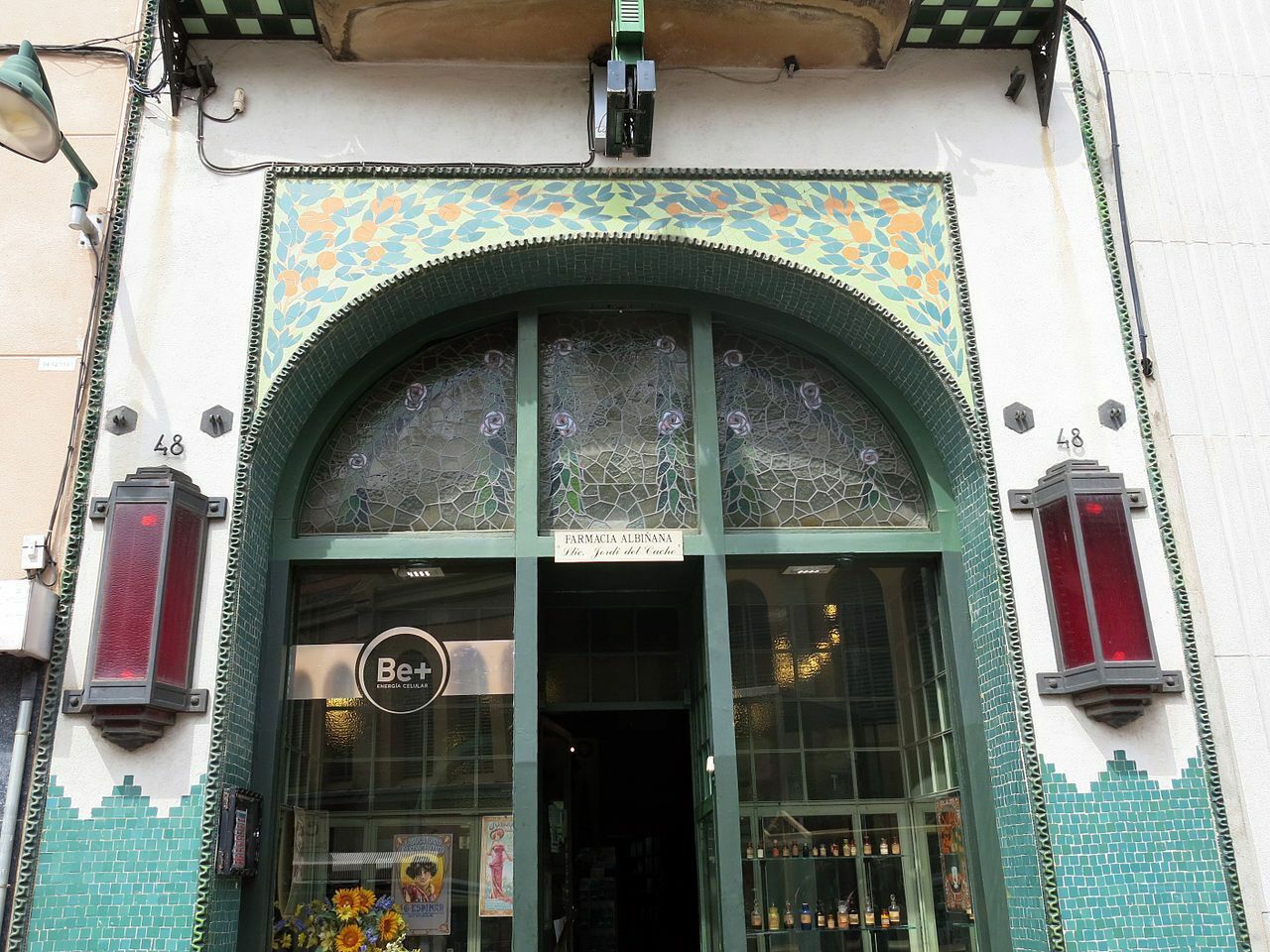 1280px-146_Farmàcia_Albinyana,_al_raval_de_Montserrat_(Terrassa).jpg