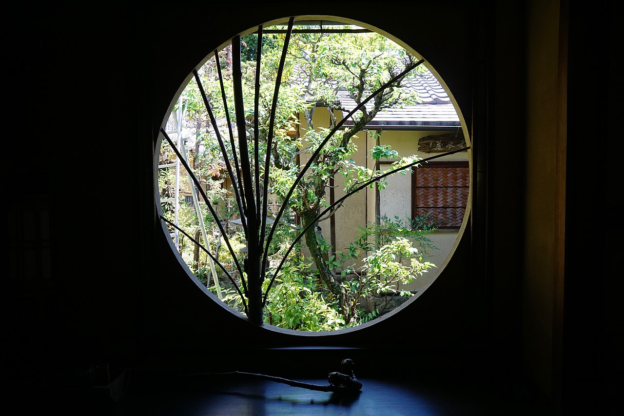 1280px-150521_Rokasensuisou_Otsu_Shiga_pref_Japan12n.jpg