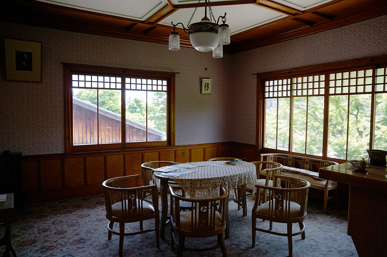 1280px-150521_Rokasensuisou_Otsu_Shiga_pref_Japan19n.jpg