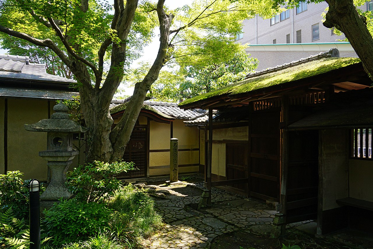 1280px-150521_Rokasensuisou_Otsu_Shiga_pref_Japan34n.jpg