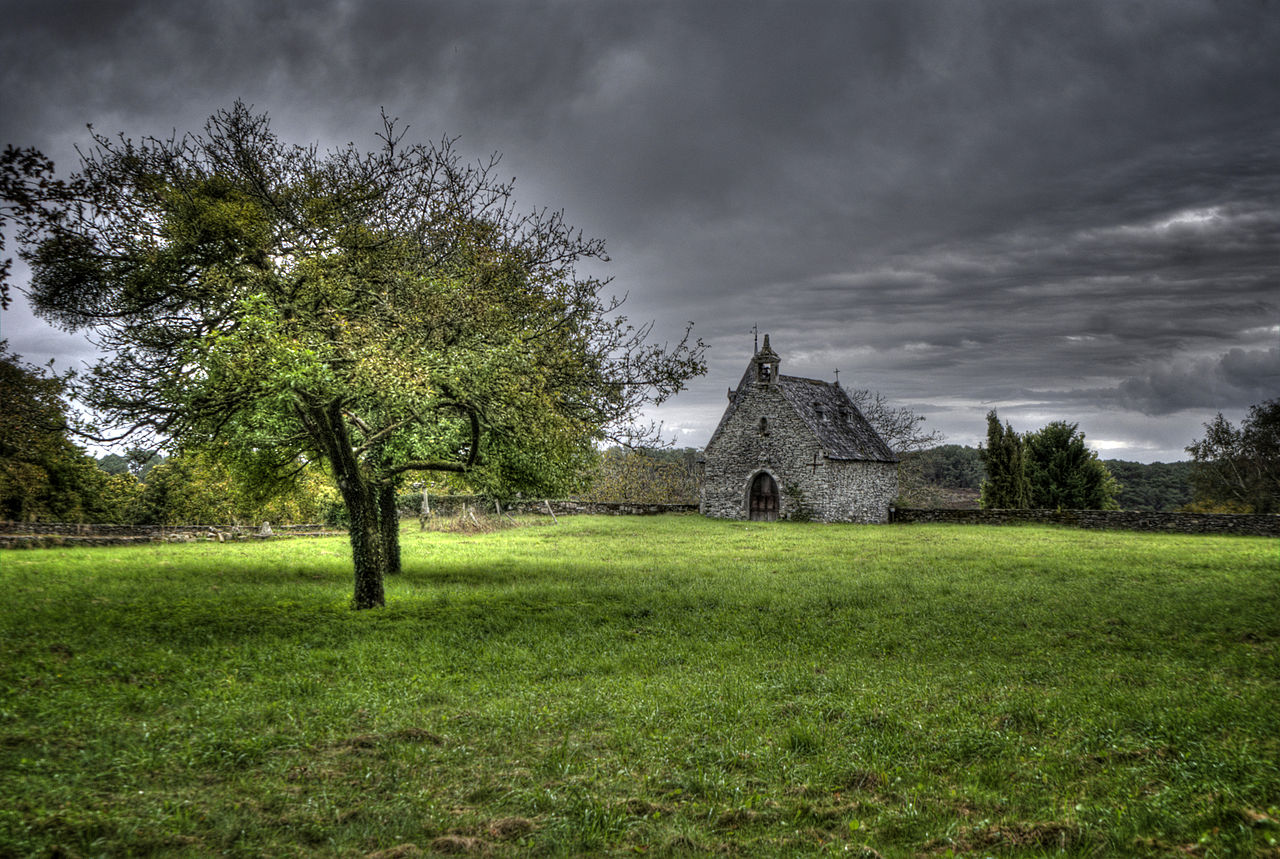 1280px-2-_Chapelle_du_chateau_de_Rochefort_en_Terre.jpg