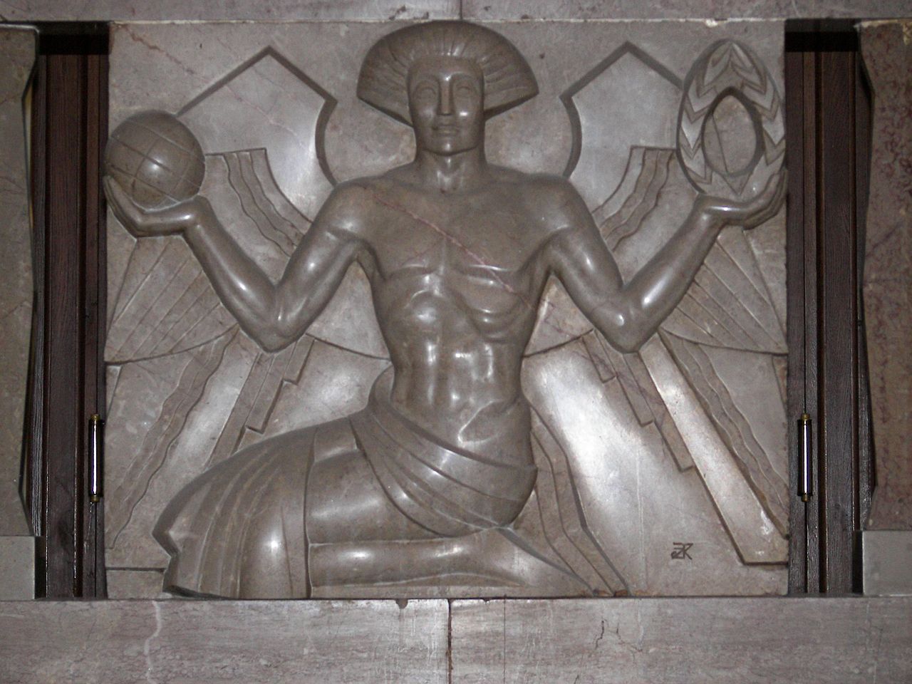 1280px-20070124_sejm_detale_budynek_k_mezczyzna_z_globem_i_wiencem.jpg
