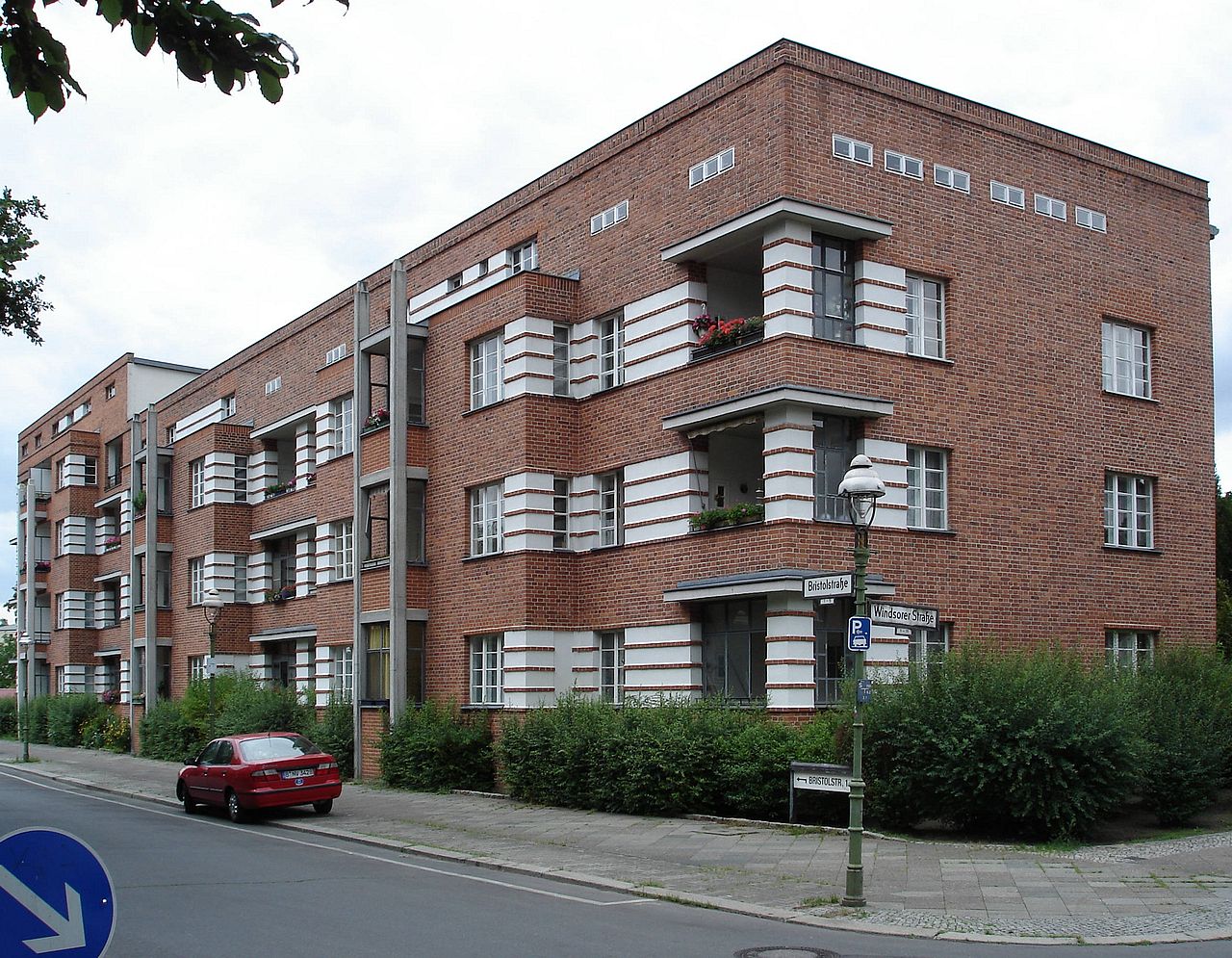 1280px-20080715_14995_DSC01769_Siedlung_Schillerpark_Bristolstrasse_5_bis_1_ShiftN.jpg