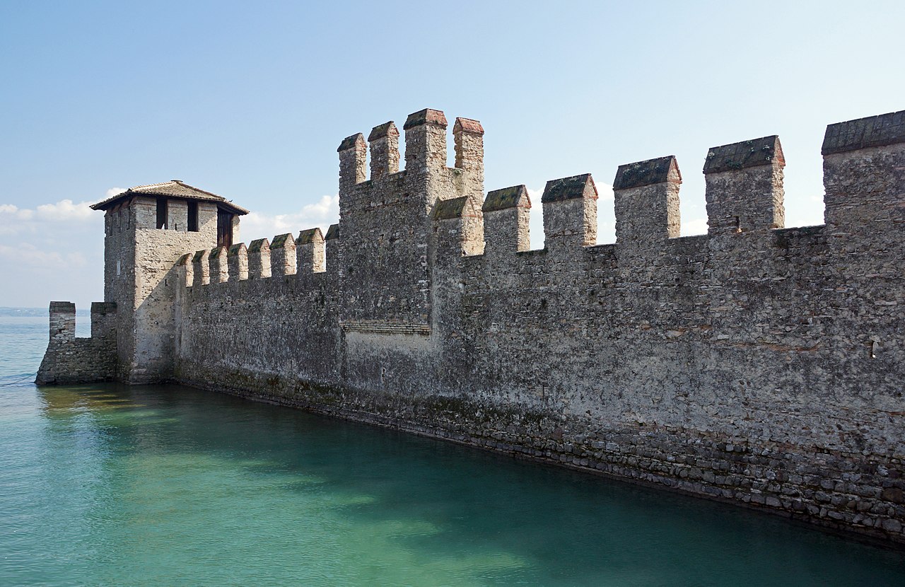 1280px-2017-04-10_04-14_Gardasee_203_Sirmione_(34251336961).jpg