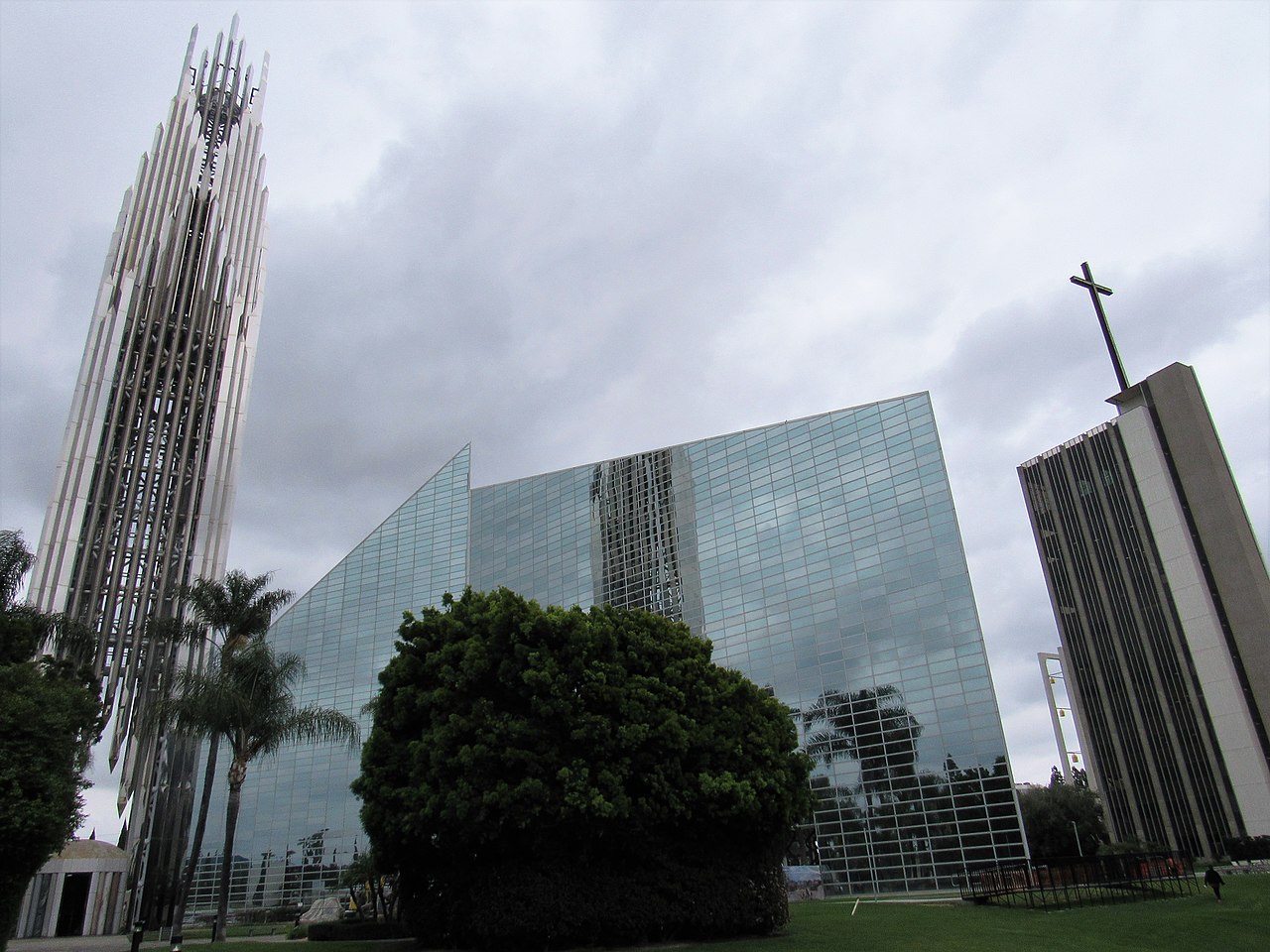 1280px-2018_Christ_Cathedral_campus_-_Garden_Grove,_California_01.jpg