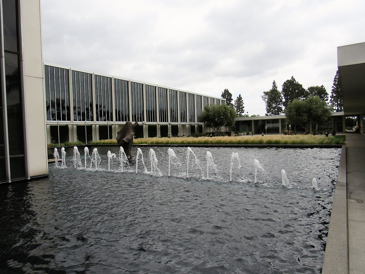 1280px-2018_Christ_Cathedral_campus_-_Garden_Grove,_California_05.jpg