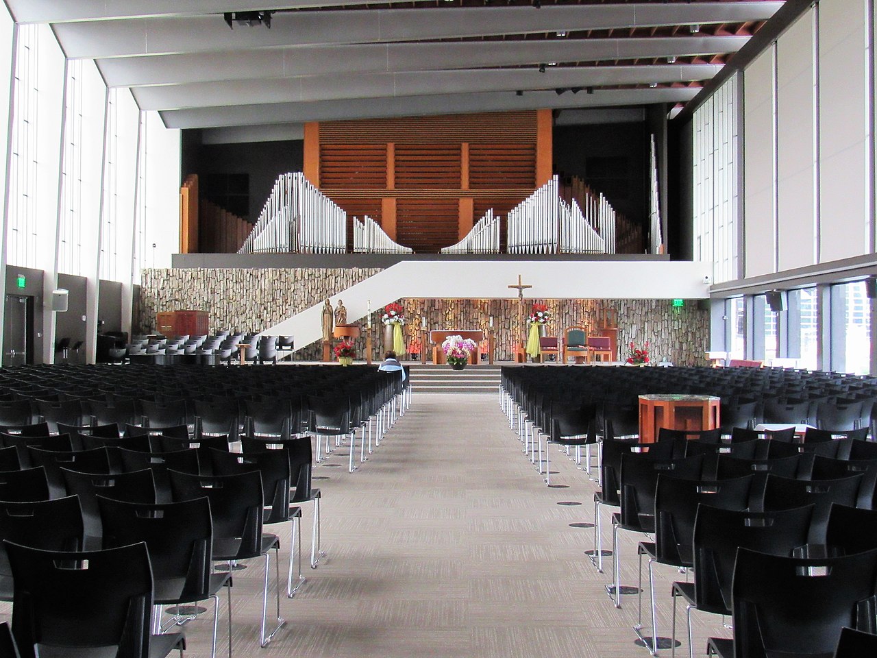 1280px-2018_Christ_Cathedral_campus_-_Garden_Grove,_California_07.jpg
