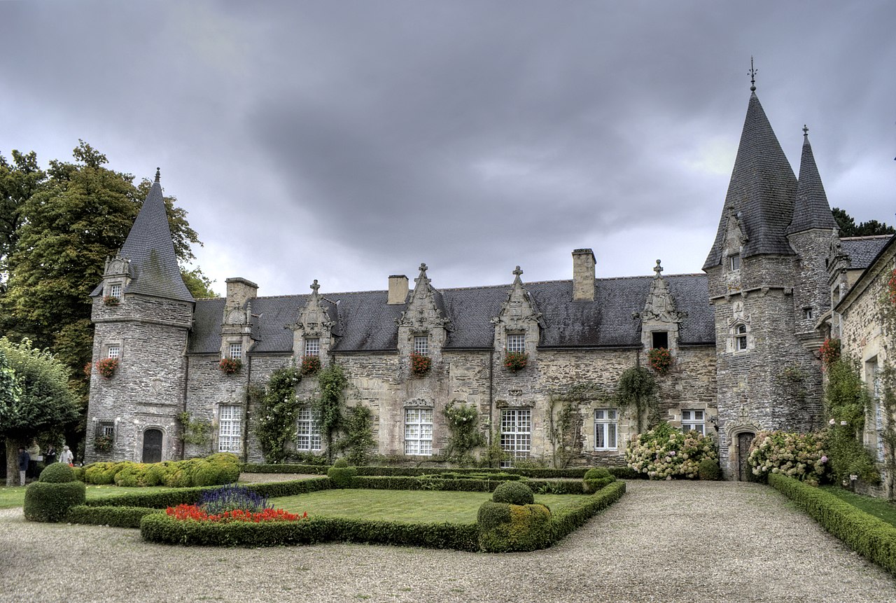 1280px-3-_facade_chateau_de_Rochefort_en_Terre.jpg