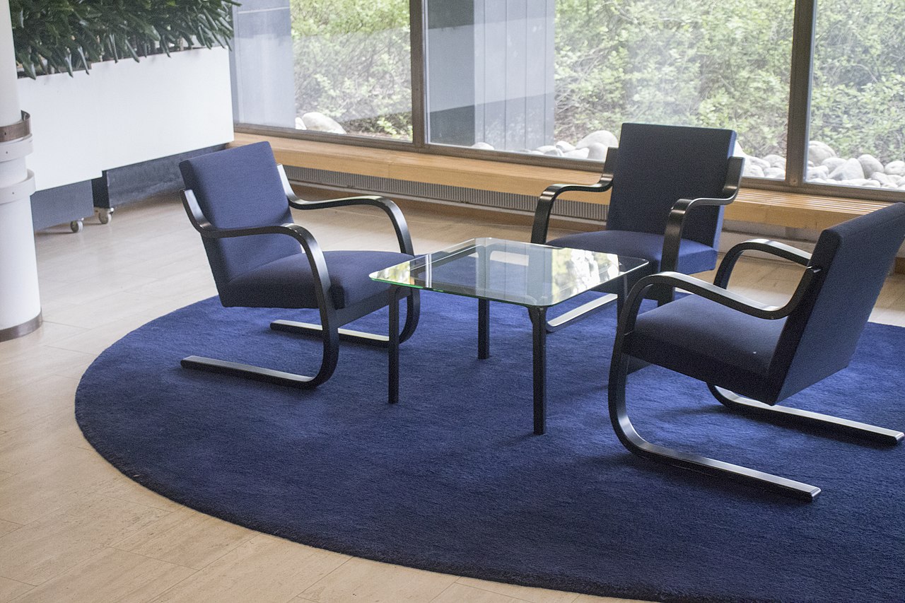 1280px-402_Chairs_designed_by_Alvar_Aalto.jpg