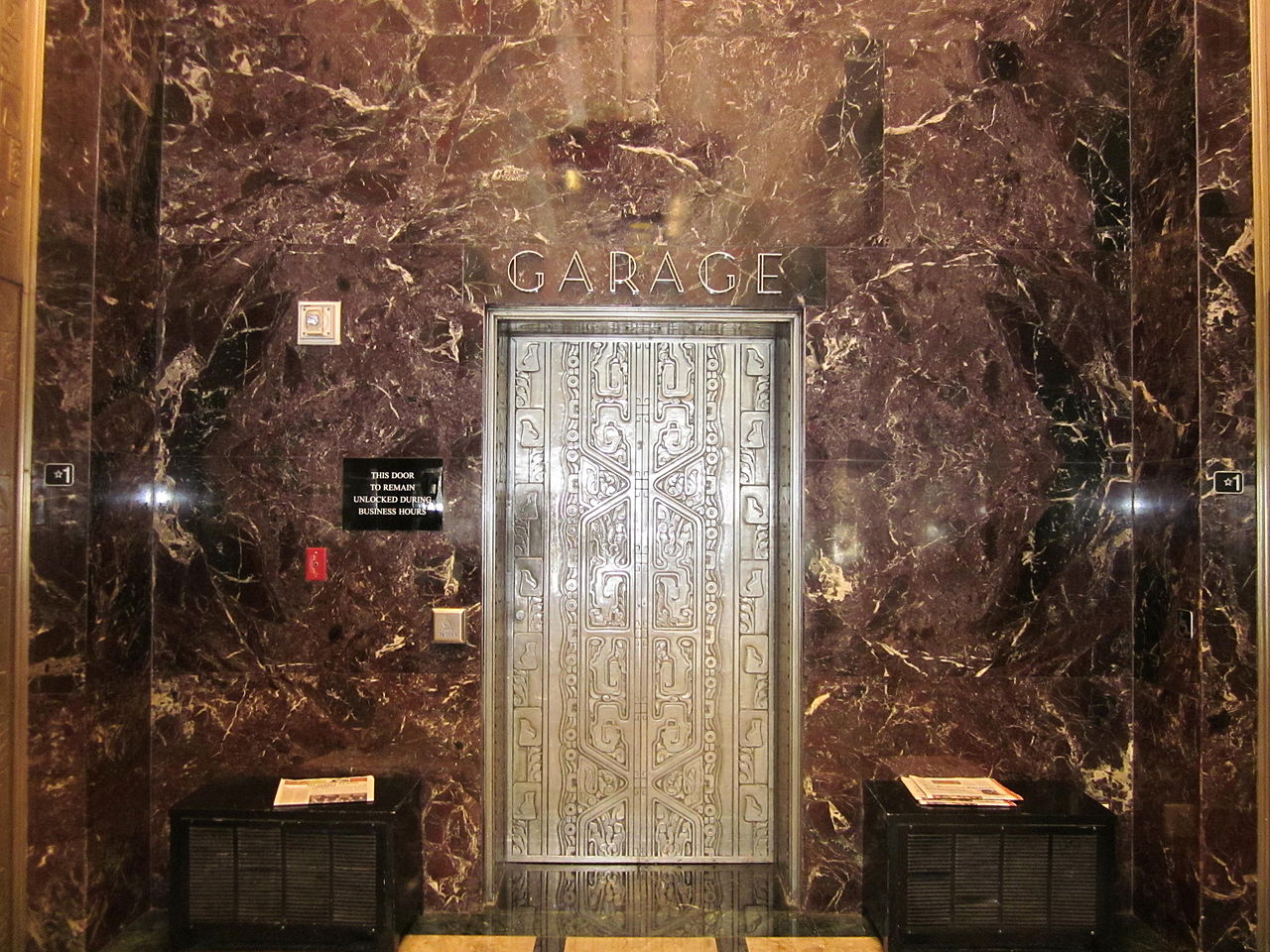 1280px-450_Sutter_St._lobby_4.JPG