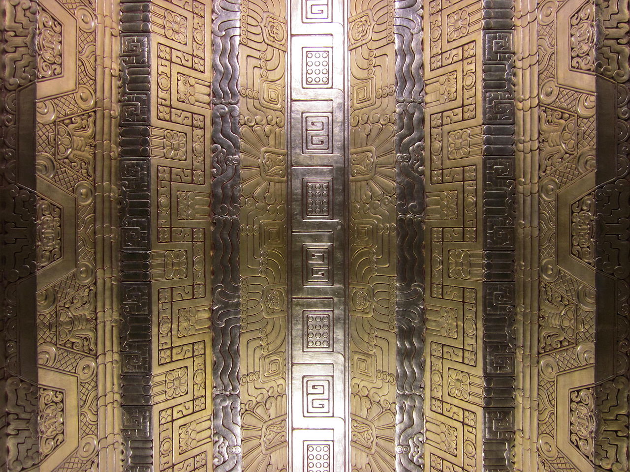 1280px-450_Sutter_St._lobby_ceiling.JPG