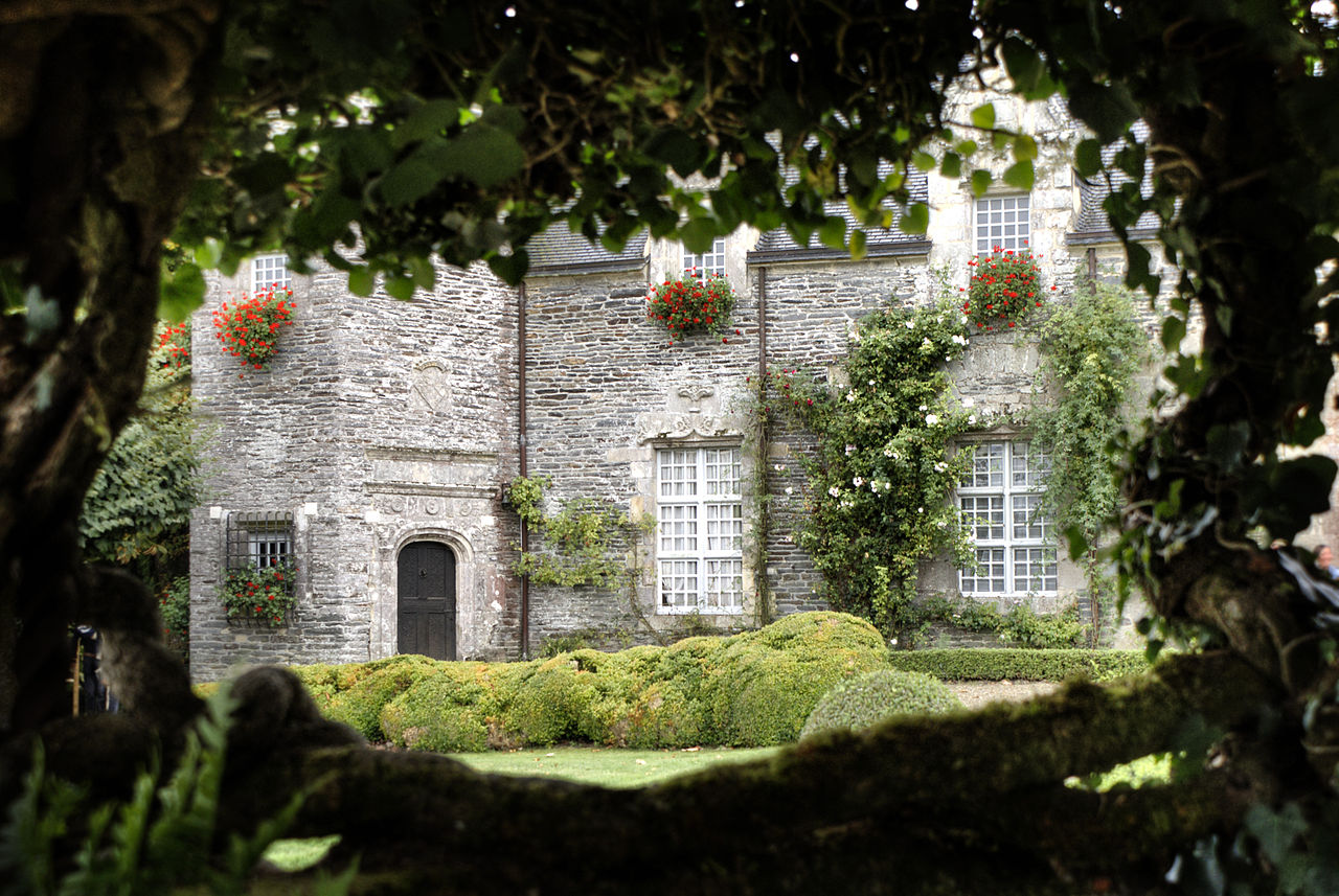 1280px-5-_vue_du_chateau_depuis_le_puit.jpg