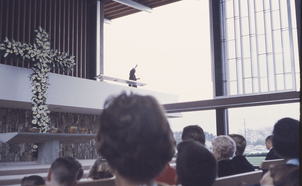 1280px-6207-GardenGroveDriveInChurch-Interior.jpg