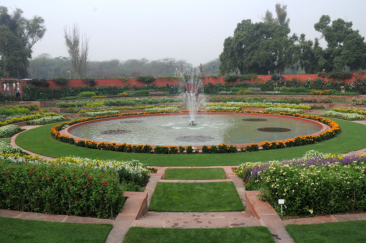 1280px-A_view_of_Mughal_Garden_at_Rashtrapati_Bhawan,_in_New_Delhi_on_February_12,_2010.jpg