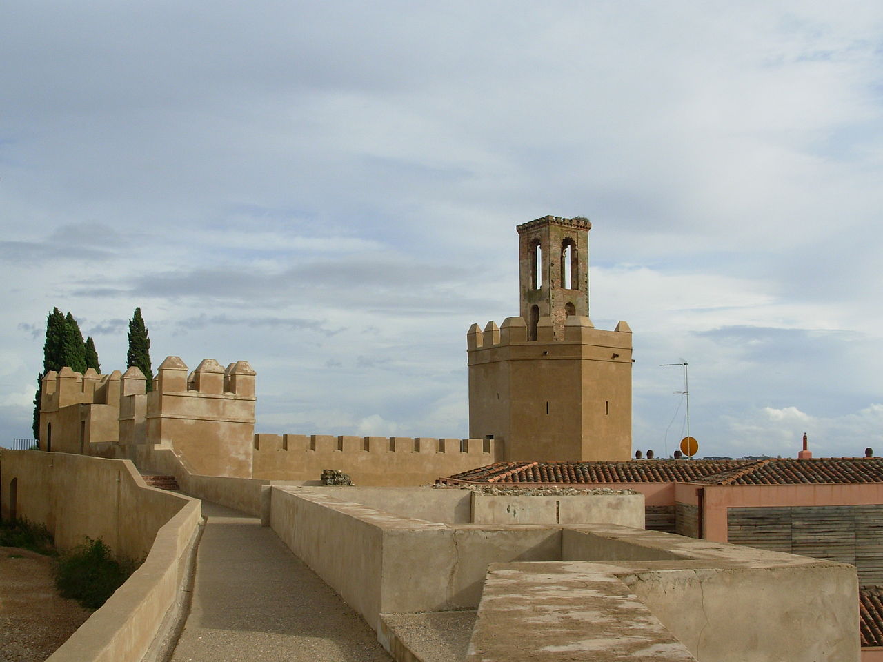 1280px-Adarve_alcazaba_badajoz_1.JPG