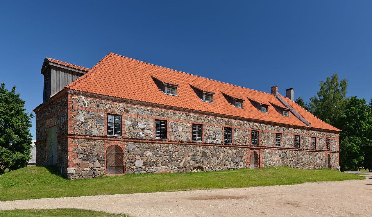 1280px-Alatskivi_mõisa_ait-kuivati.jpg