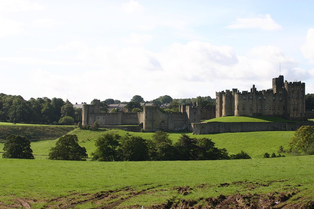 1280px-Alnwick_Castle.jpg