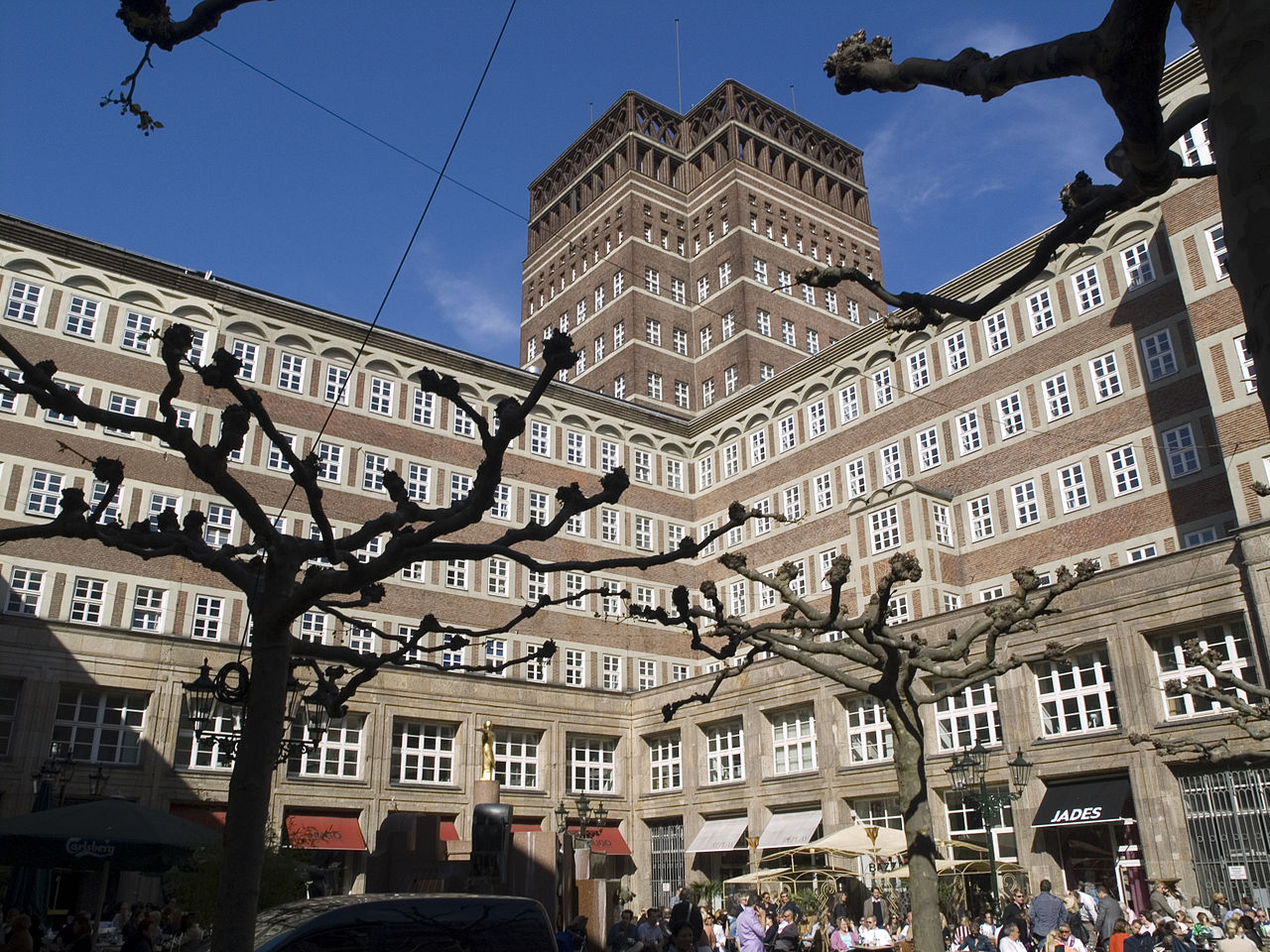 1280px-Alt-Stadt_04_-_Stadtbruckchen,_Wilhelm-Marx-Haus.jpg