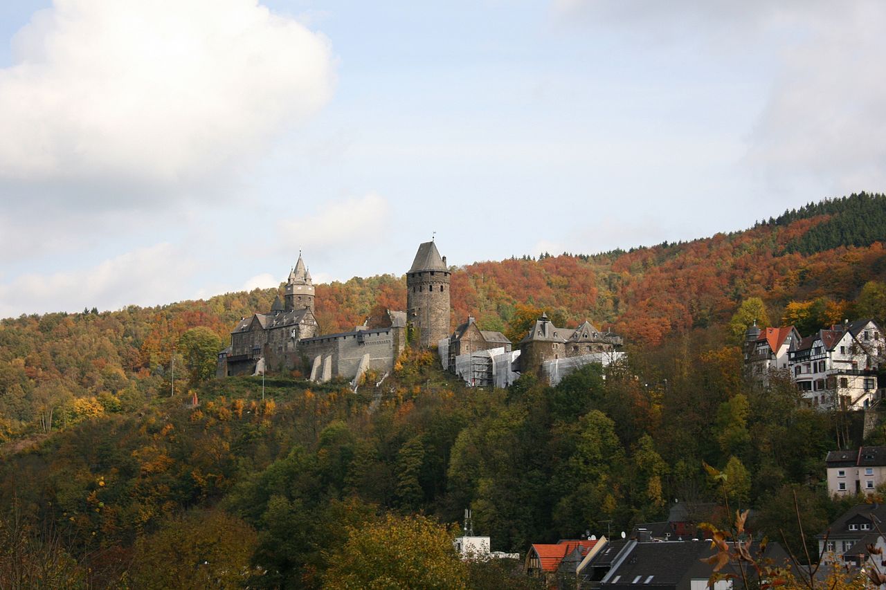 1280px-Altena_-_Burg_(Lüdenscheider_Straße)_02_ies.jpg