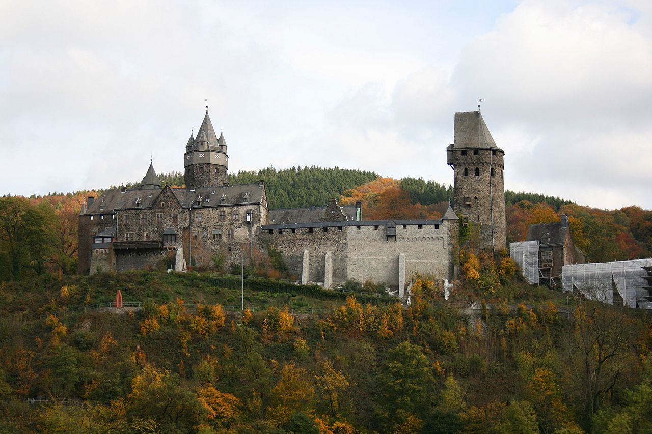 1280px-Altena_-_Burg_(Rathaus-Parkhaus)_01_ies.jpg