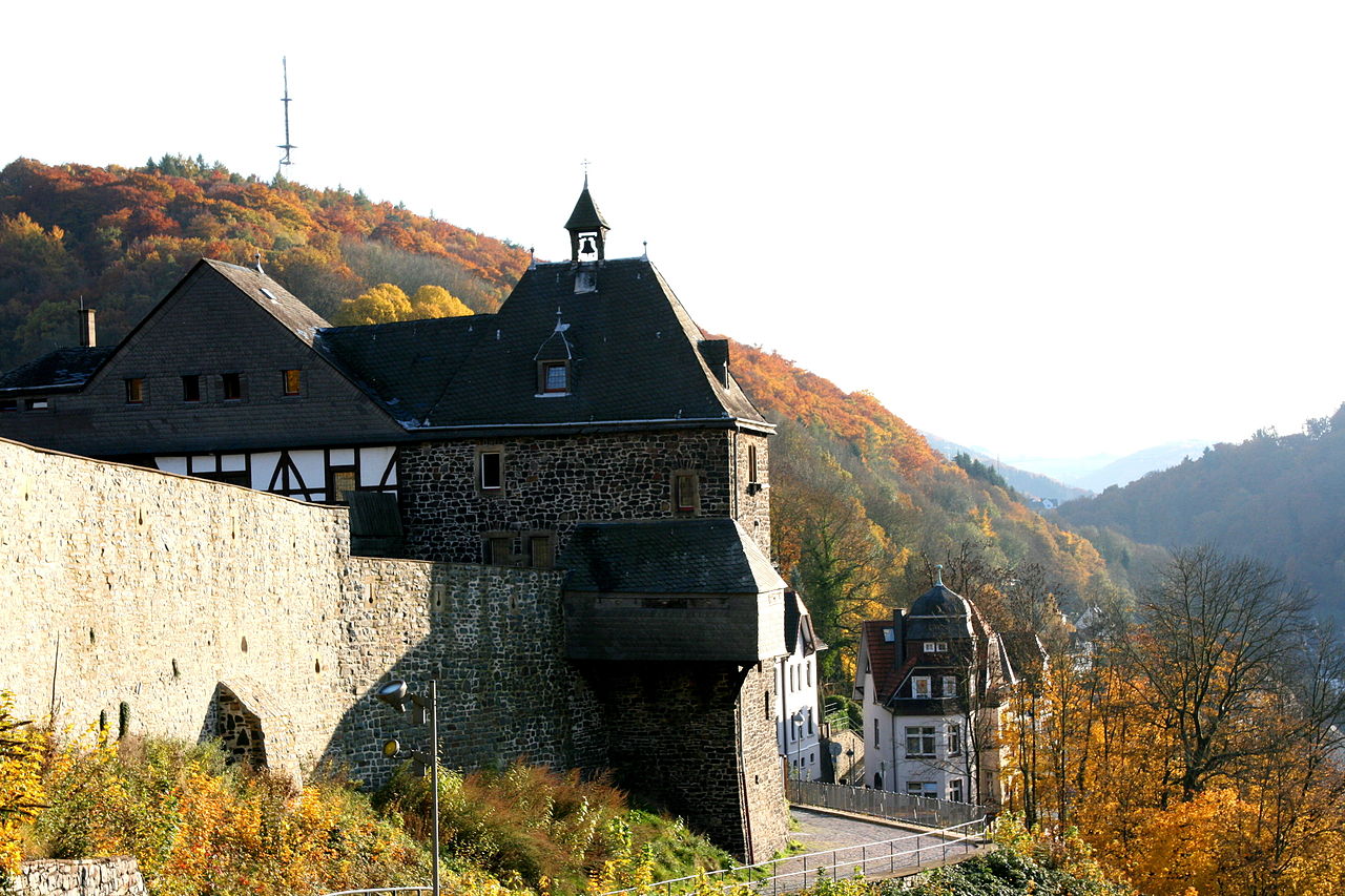 1280px-Altena_-_Burg_ex_15_ies.jpg