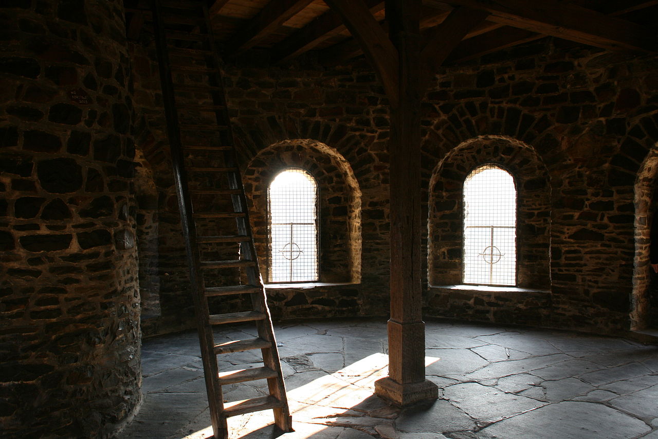 1280px-Altena_-_Burg_in_Bergfried_01_ies.jpg