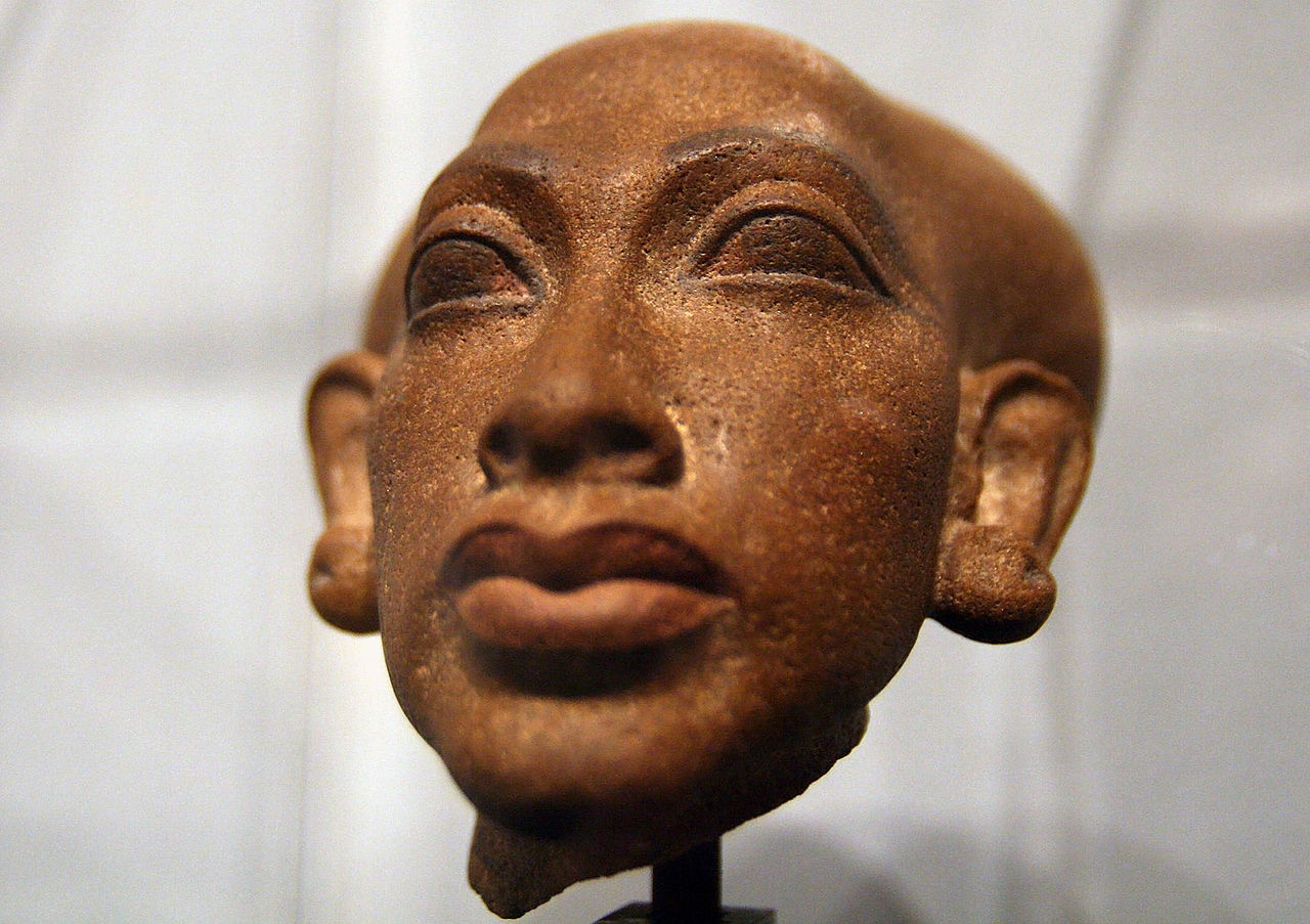1280px-Amarna_princess_1350_BC_b.jpg