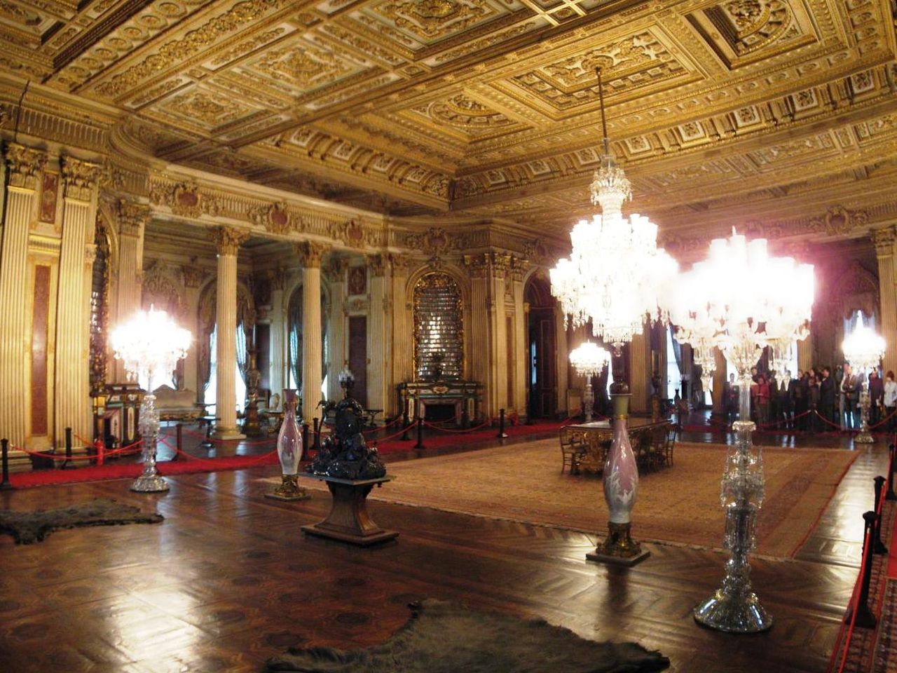 1280px-Ambassador_Hall_Dolmabahce_March_2008panoc.jpg