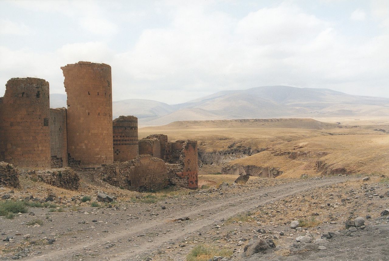 1280px-Ani_townwall.jpg