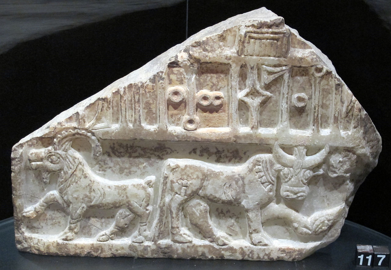 1280px-Antico_yemen,_frammento_di_bassorilievo_con_toro_stambecco_e_iscrizione,_in_alabastro.JPG
