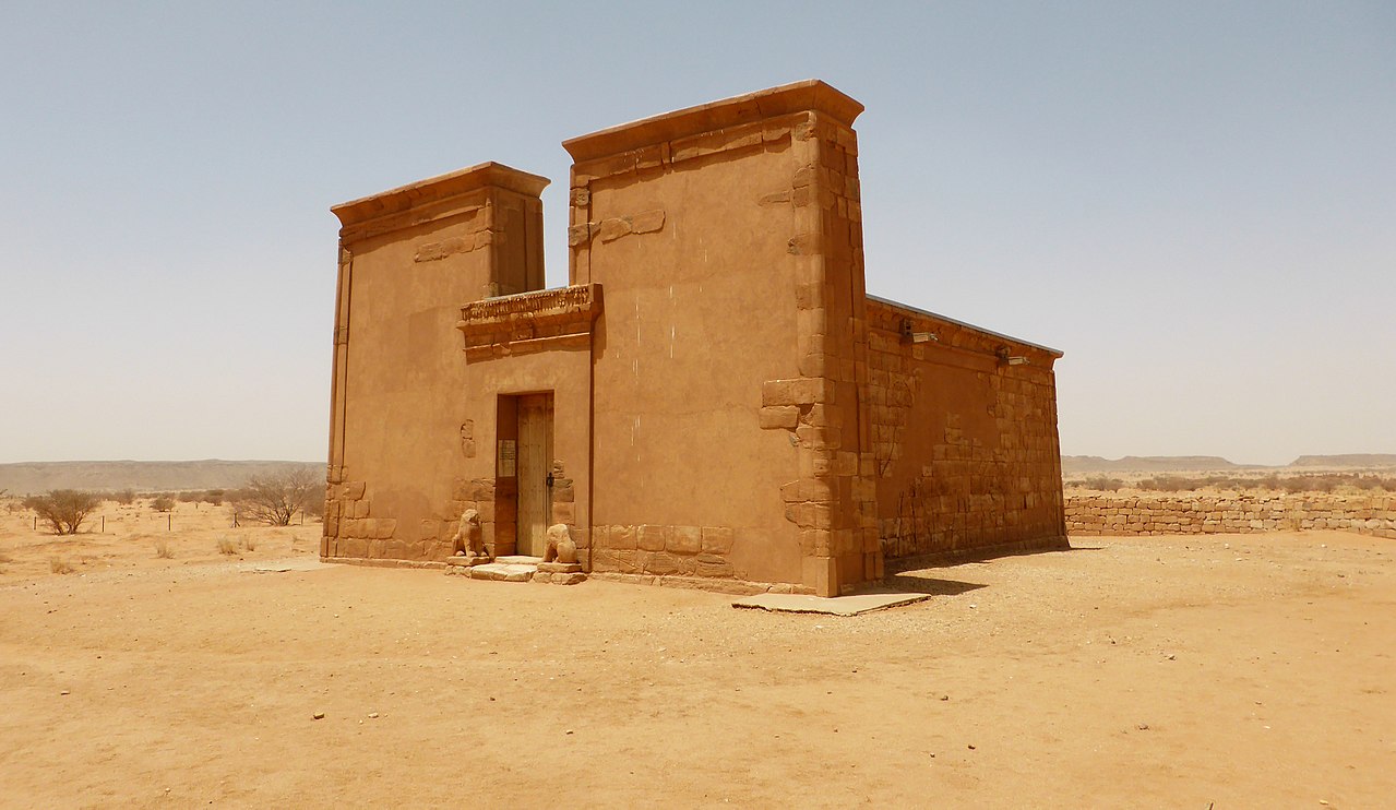 1280px-Apedemak_(lion)_temple_in_Musawwarat_es-sufra_(1)_(34081397596).jpg