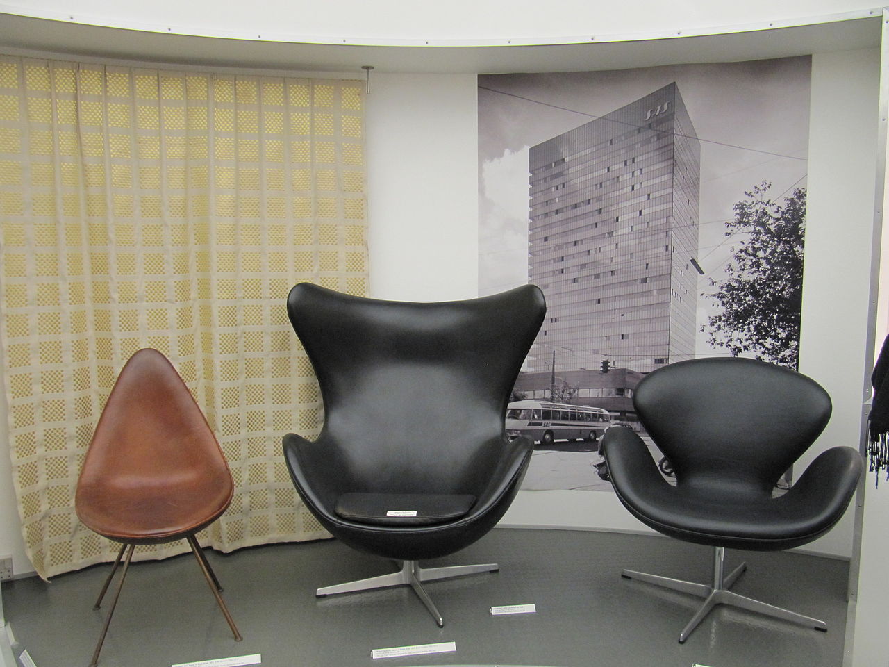1280px-Arne_Jacobsen_-_Drop,_Egg_and_Swan.jpg