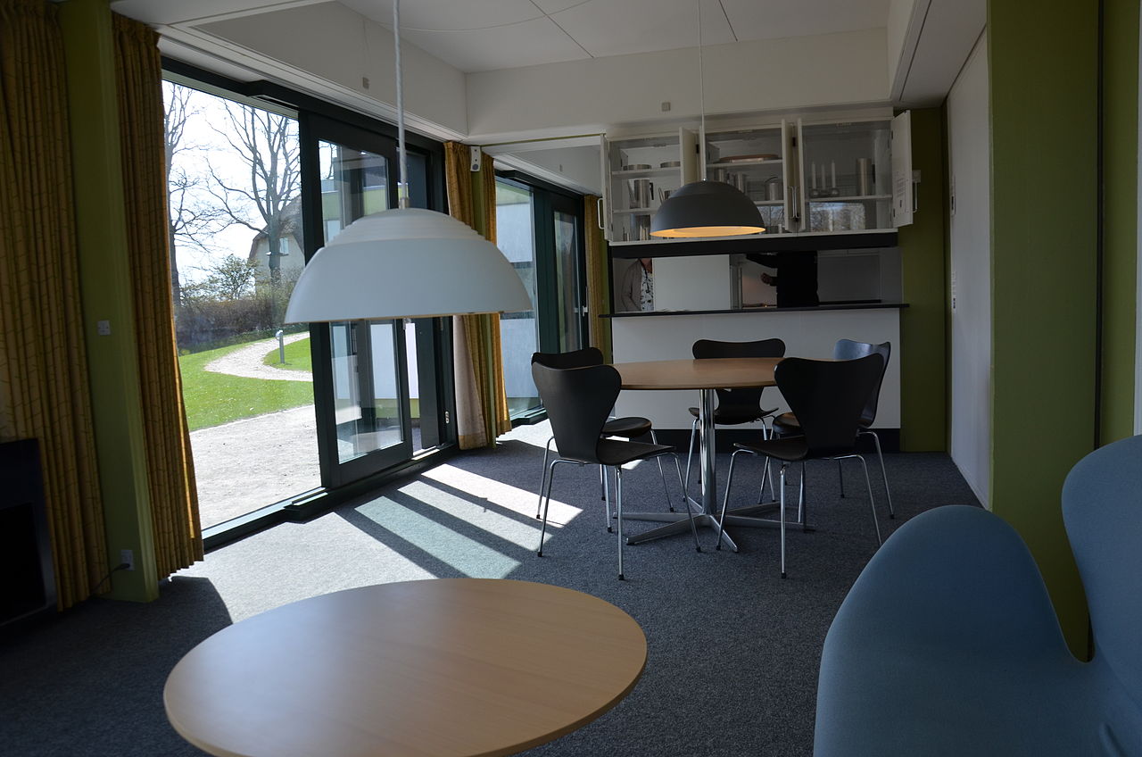 1280px-Arne_Jacobsen_Kubeflex_interior_02.jpg