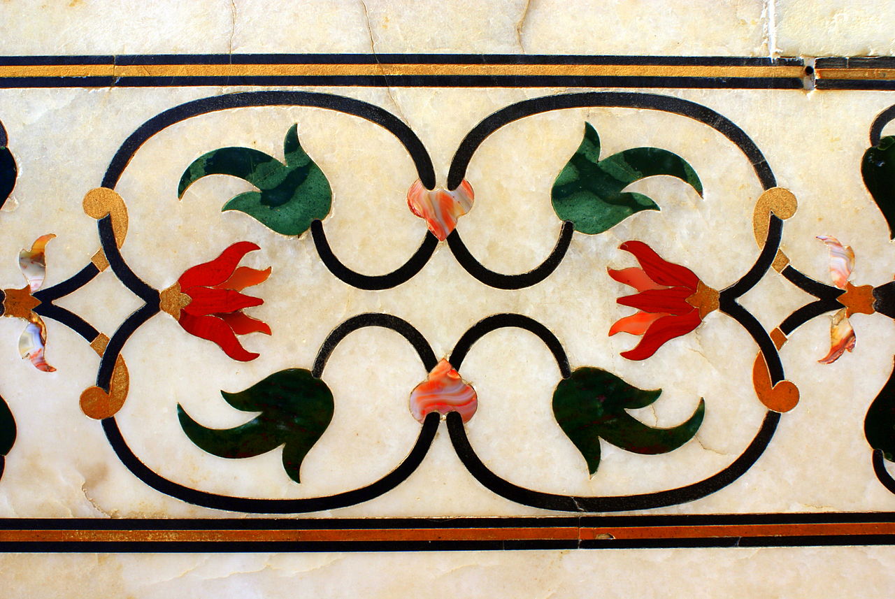 1280px-Artwork_done_on_the_Taj_inlaid_with_semi_precious_stones.JPG