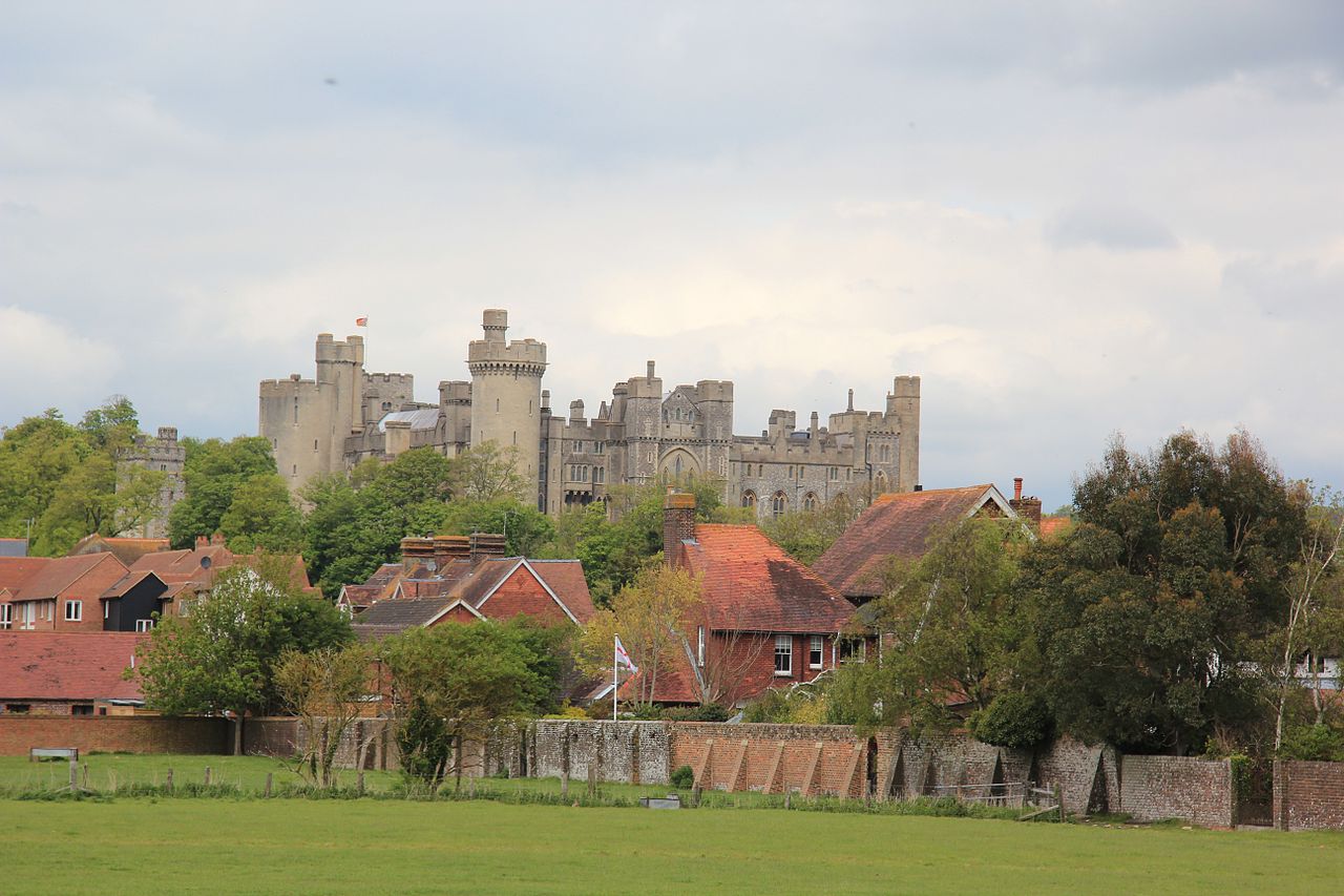 1280px-Arundel-castle_0203.jpg