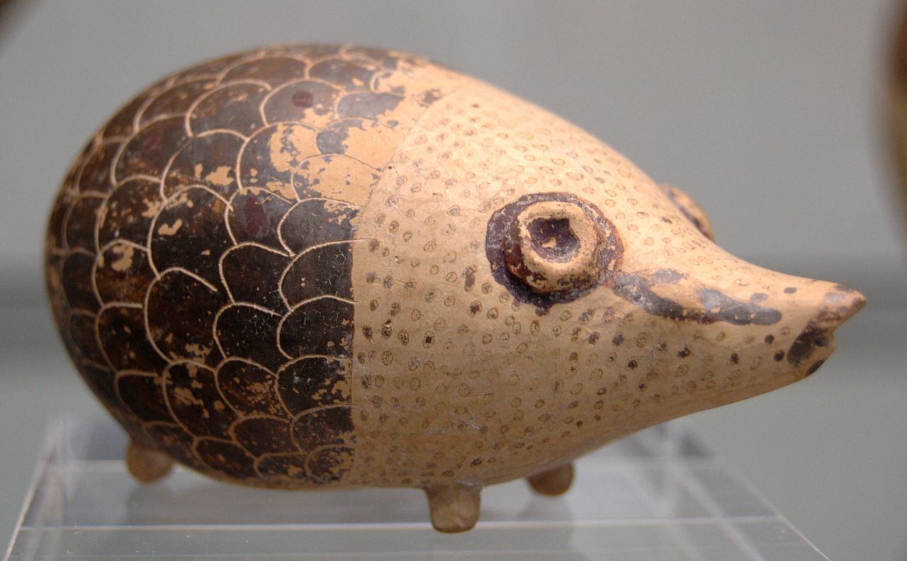 1280px-Aryballos_hedgehog_600_BC_Staatliche_Antikensammlungen.jpg