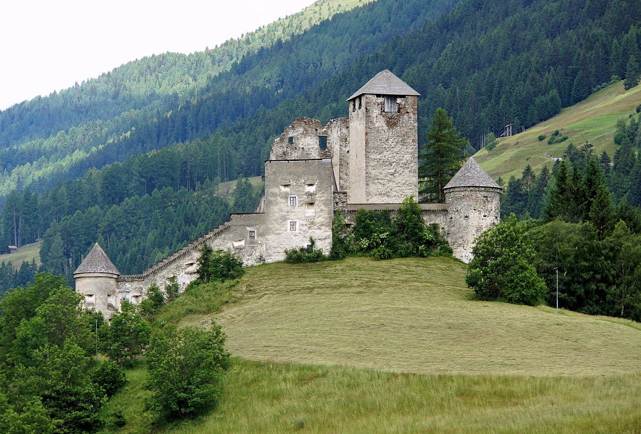 1280px-Austria-01290_-_Burg_Heinfels_(21866154616).jpg