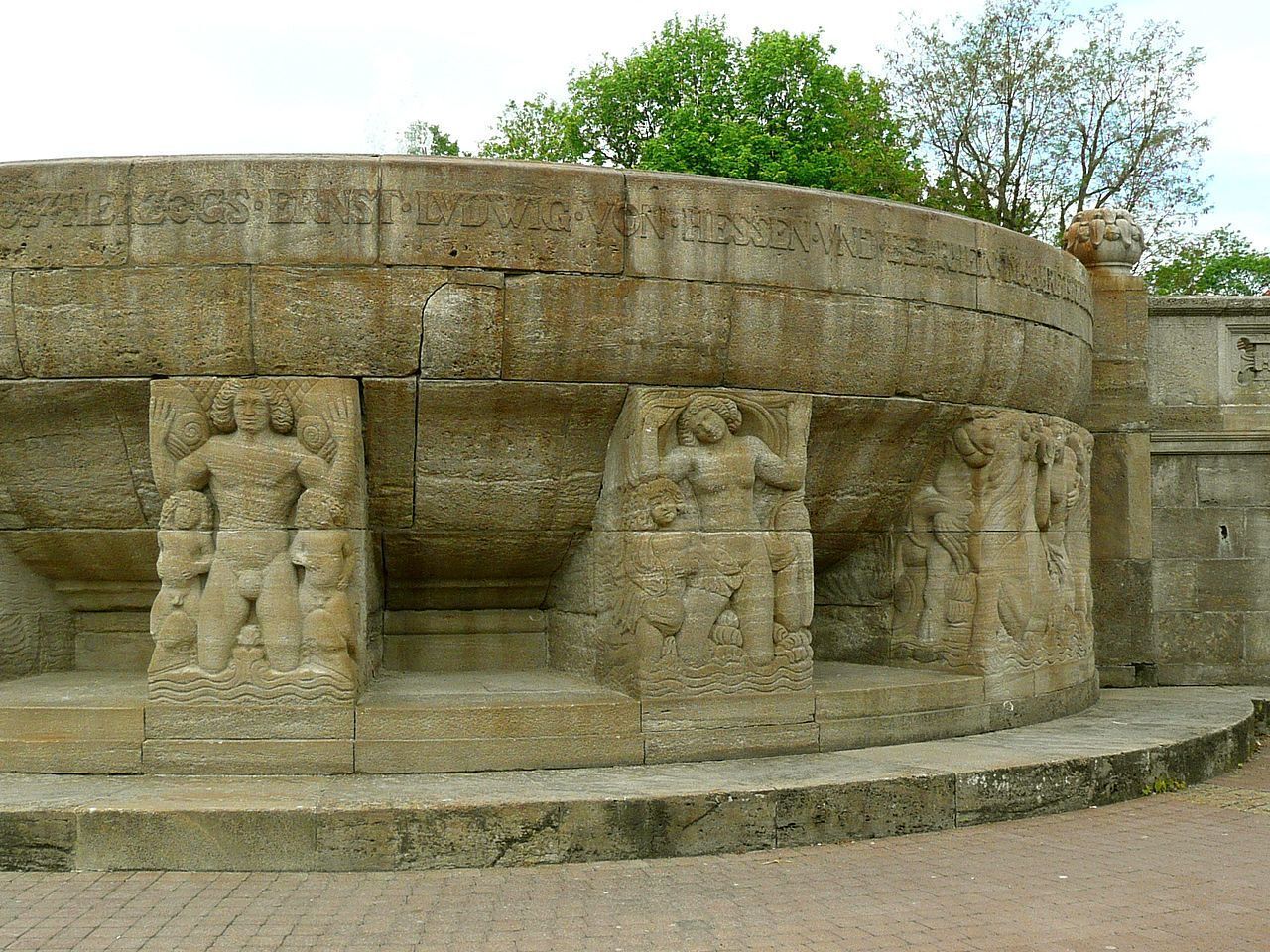 1280px-Bad_Nauheim_2010_20598.jpg
