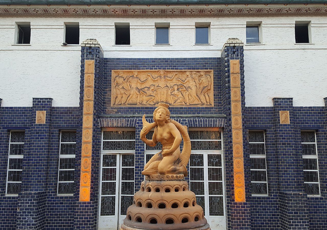1280px-Badehaus_2_Brunnenfigur.jpg