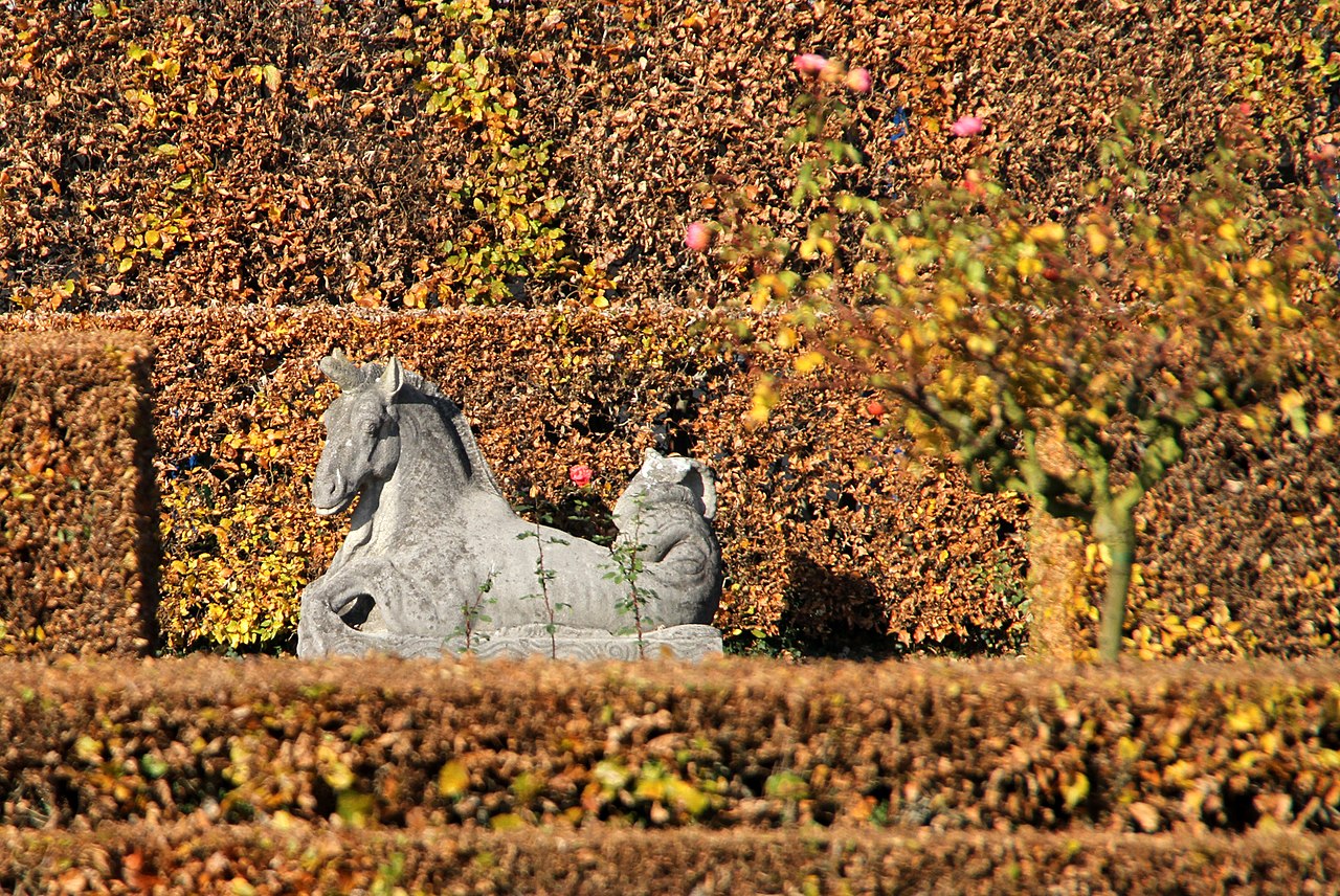 1280px-Baden-Baden-Goenneranlage-16-im_Herbst-Flusspferd_des_Belzerbrunnens_von_Bermann-gje.jpg