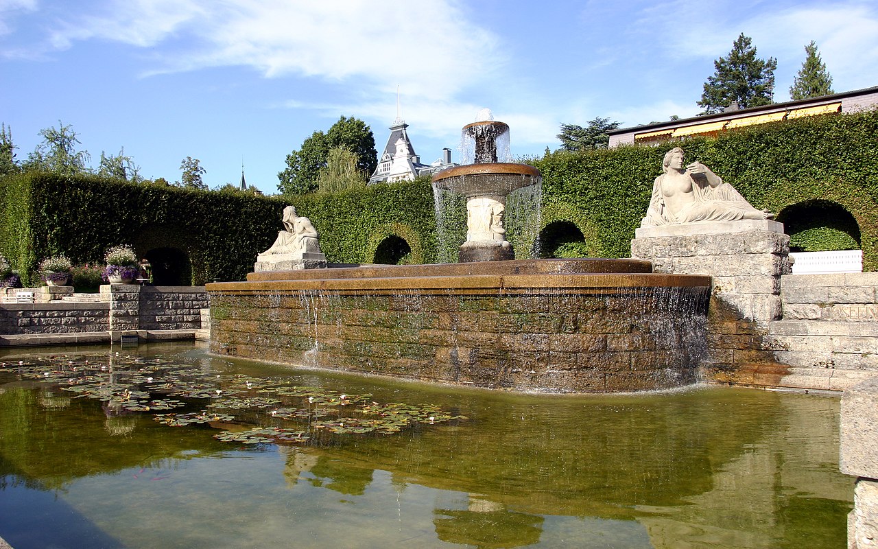 1280px-Baden-Baden-Goenneranlage-Josefinenbrunnen-02-gje.jpg