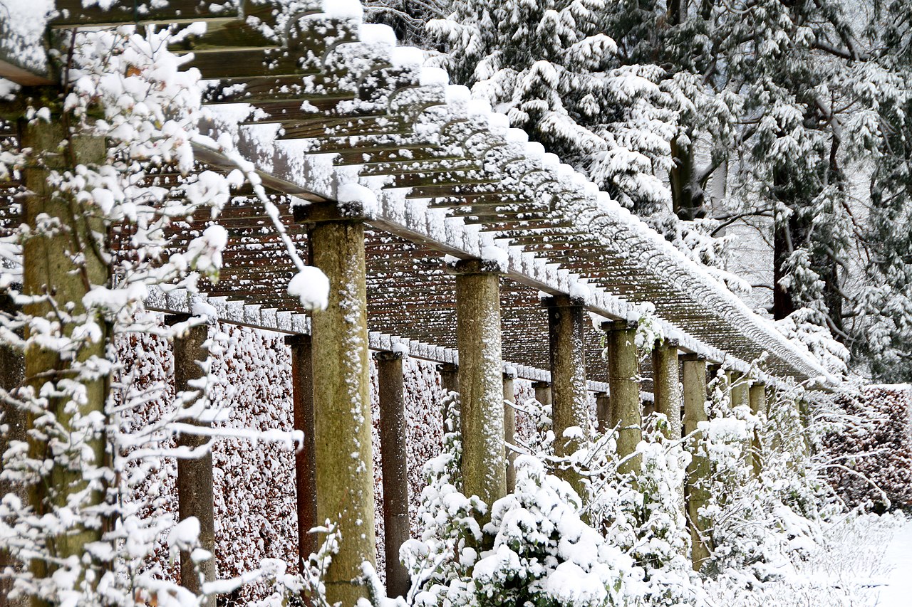 1280px-Baden-Baden-Goenneranlage-Kolonnade-34-im_Schnee-gje.jpg