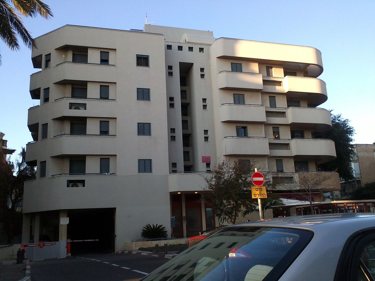 1280px-Bauhaus_Tel_Aviv-03.jpg