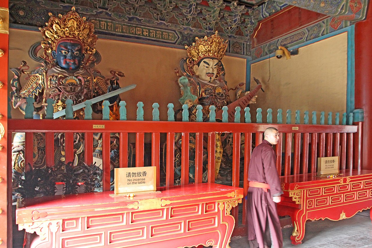1280px-Beijing-Lamakloster_Yonghe-14-Halle_der_himmlischen_Koenige-gje.jpg