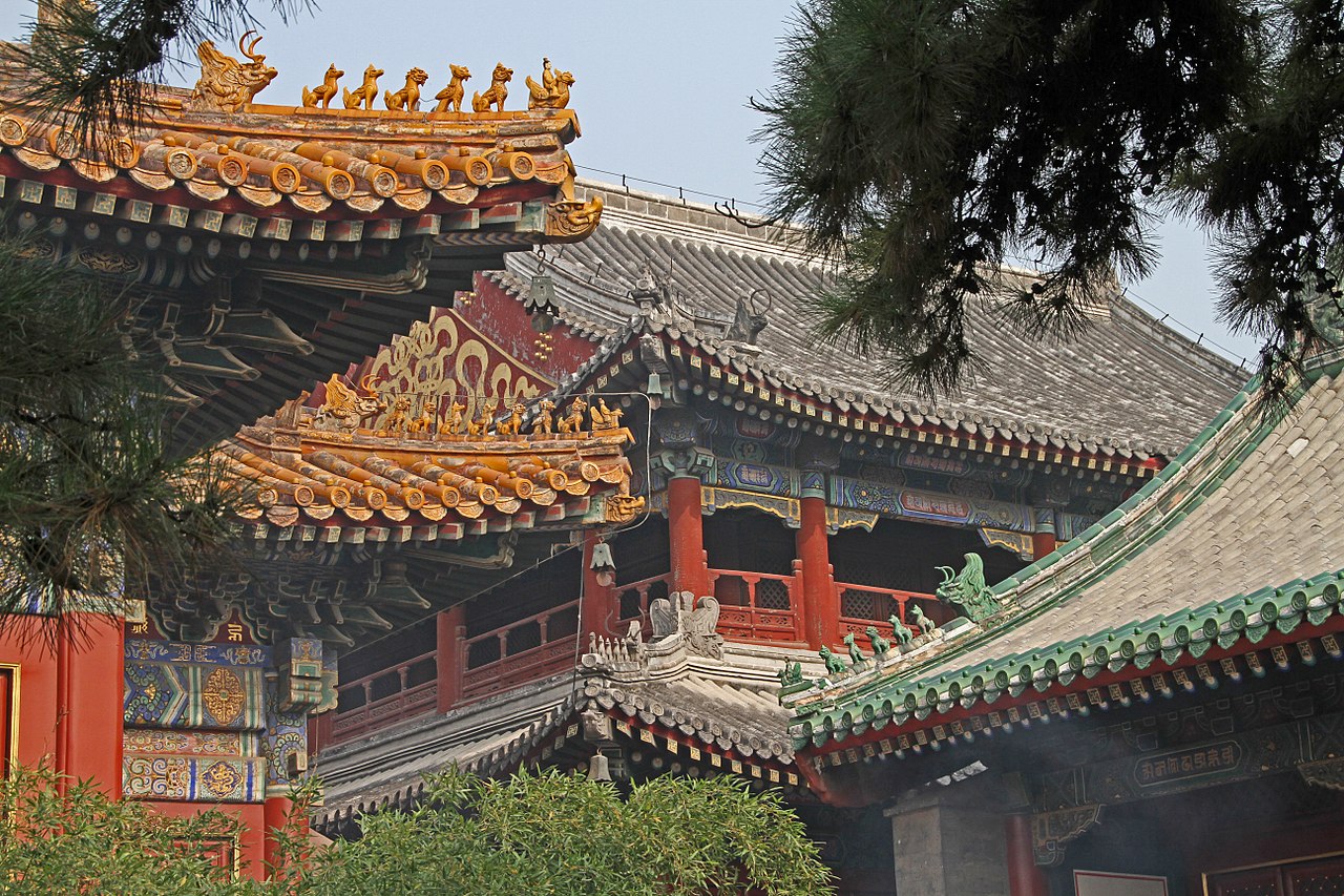 1280px-Beijing-Lamakloster_Yonghe-66-Halle_der_ewigen_Harmonie-Daecher-gje.jpg
