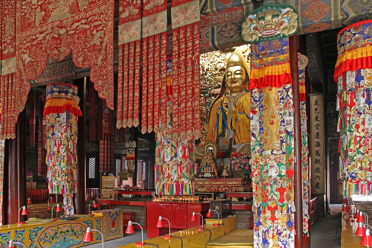 1280px-Beijing-Lamakloster_Yonghe-78-Halle_des_Dharmarads-Tsongkhapa-gje.jpg