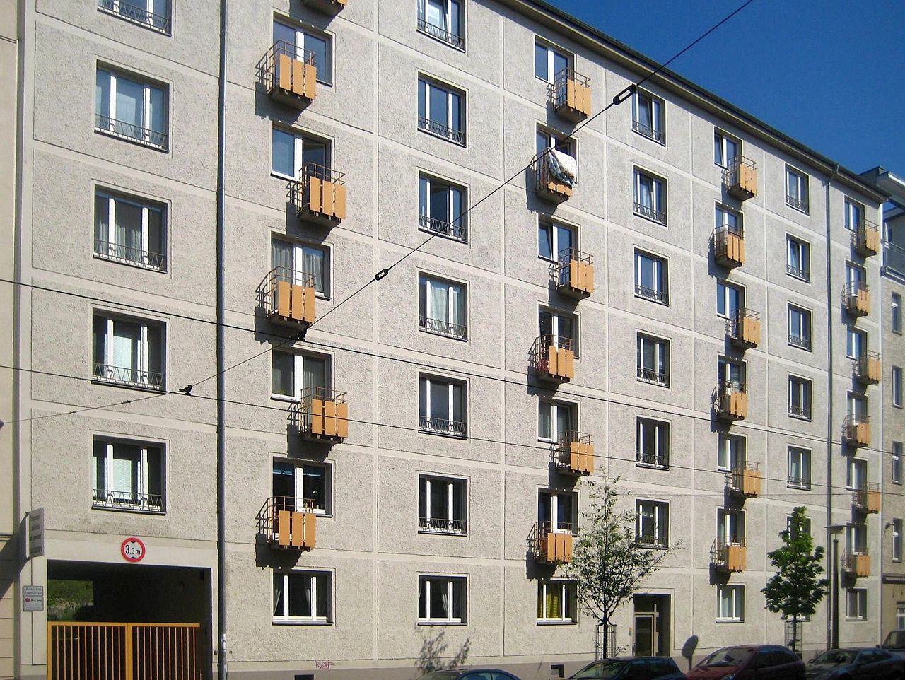 1280px-Berlin,_Mitte,_Woehlertstrasse_16-17,_Laubenganghaus.jpg