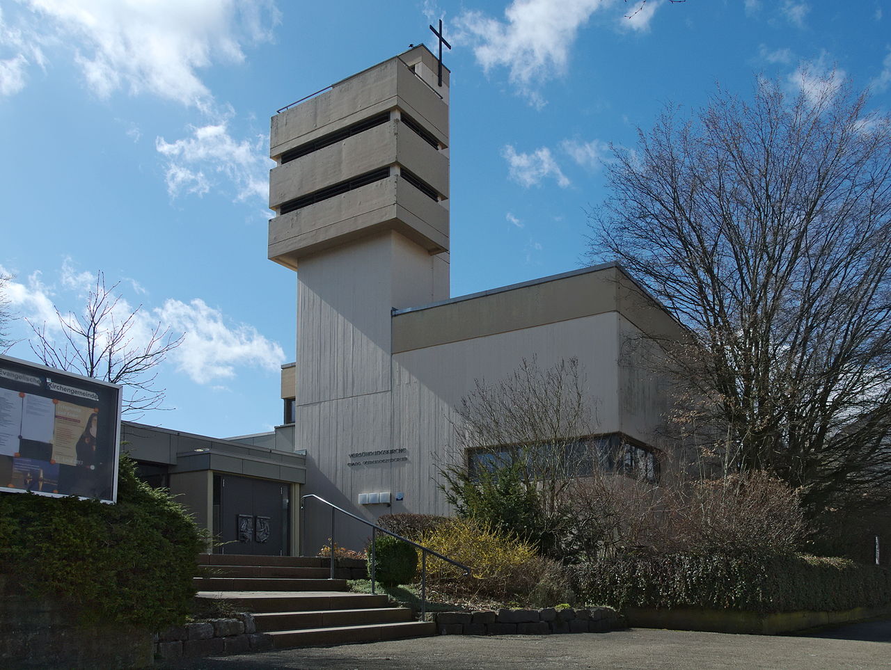 1280px-Bettringen-Versöhnungskirche-1.jpg